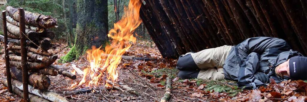 Dominik Knausenberger wärmt sich am Feuer beim Survival-Camp-für-Erwachsene.