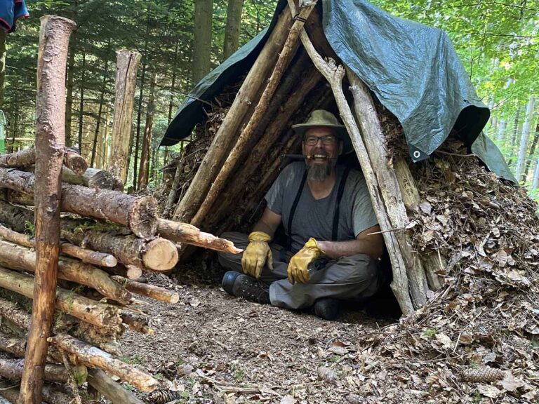 Falk Brune in seinem selbstgebauten Shelter beim Bootcamp für ALONE