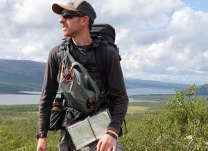 Dominik Knausenberger leitet als professioneller Wildnisführer und Survival Experte TV-Produktionen und Schulungen für die Wildnis
