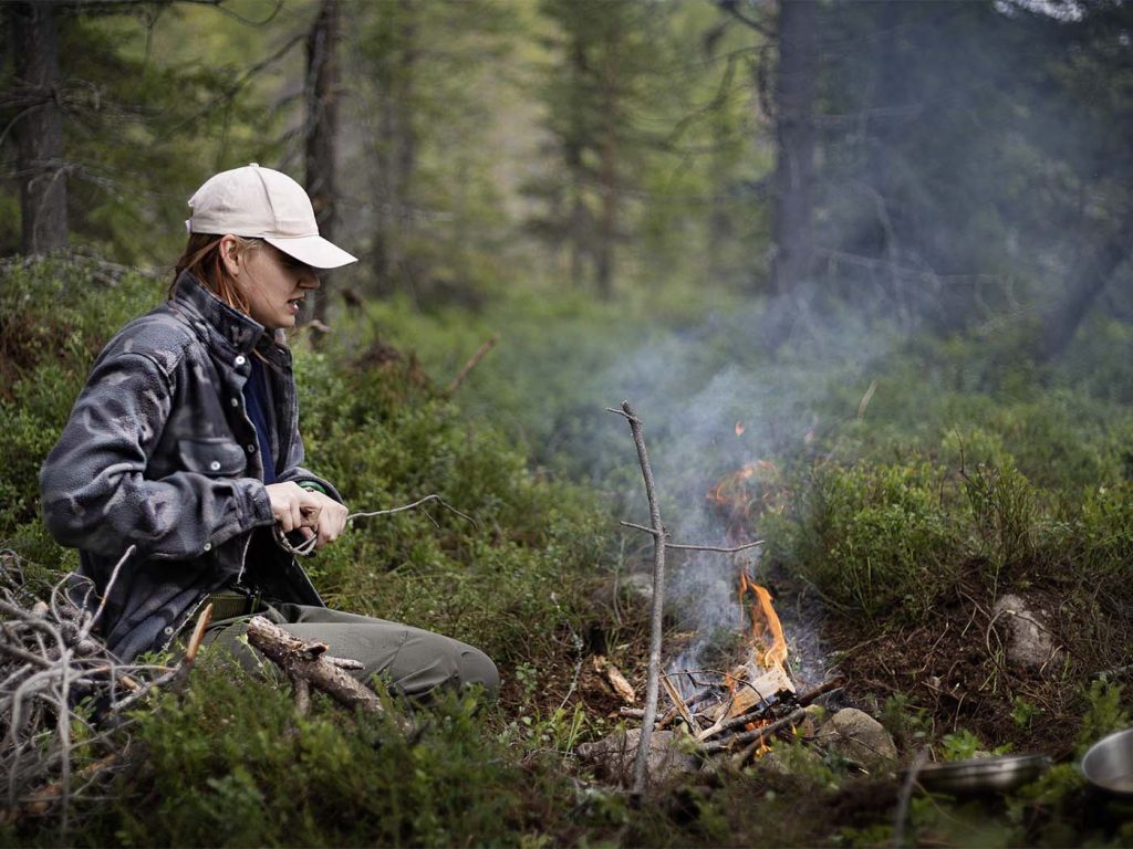 Bei unserem realistischen Survival Training in der Wildnis Nordschwedens, angelehnt an TV Shows wie ALONE und 7vs.Wild, lernen die Teilnehmer ein Feuer zu machen.