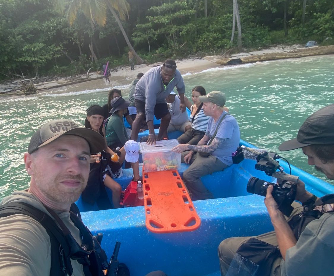 Mit einem Boot fährt das Produktions Team von 7vs.Wild Castaway zum Aussetzungspunkt an einem Strand in der Dominikanischen Republik.