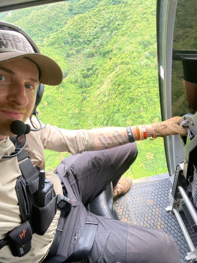 Dominik Knausenberger fliegt bei der Produktion der Schweizer Staffel von 7vs.Wild Castaway in einem Helikopter um die Teilnehmer auszusetzen.