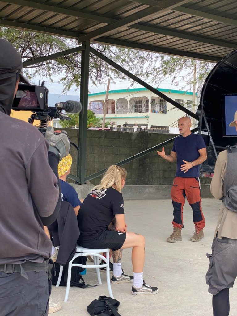 Ed Stafford ist bei der 6. Staffel von 7vs.Wild als Host tätig und motiviert die Teilnehmer.